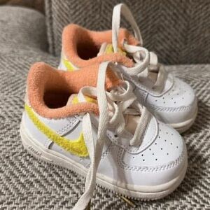 Nike Air Force tennis shoes 4C